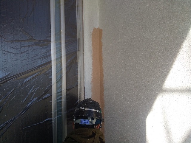 外壁塗装ハケを使用して塗装